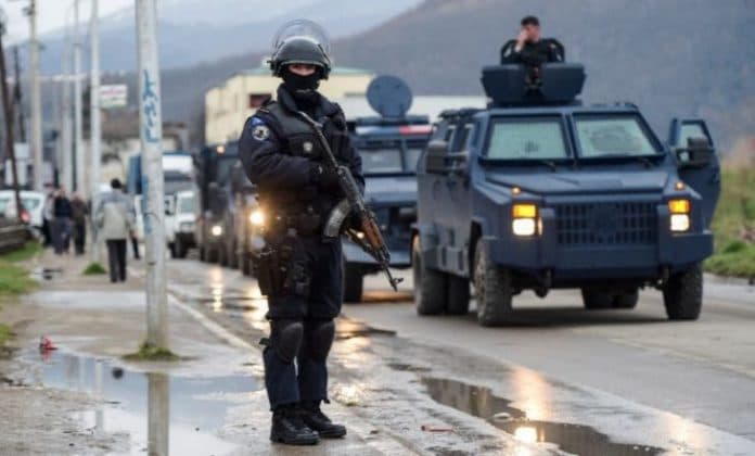 Policia nis reduktimin e pjesëtarëve të saj nga objektet komunale në veri