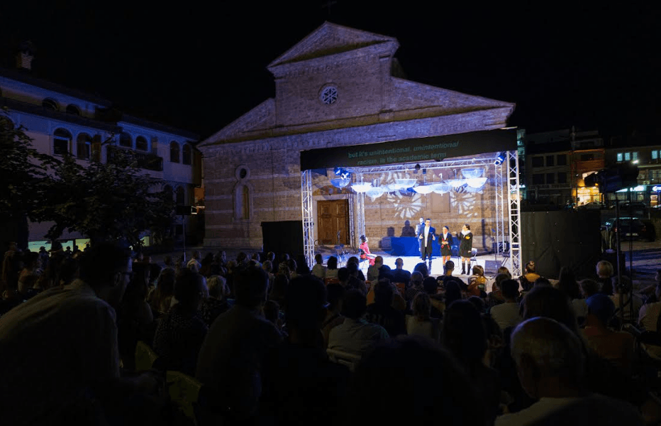Pjesëmarrësit e Prizren Fest nderojnë me një minutë heshtje veprën e Haqif Mulliqit