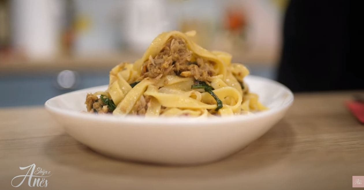 Receta tek "Shija e Anës": Jufka me tuna, rukolla dhe limon (VIDEO)