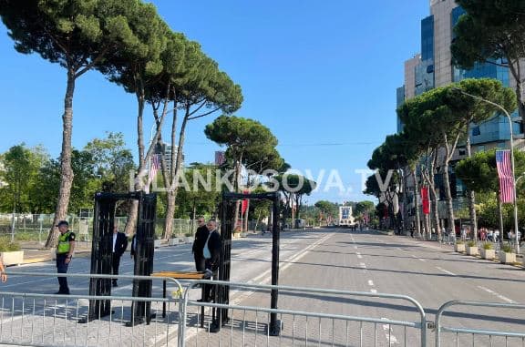 Masat e sigurisë për pritjen e ish-presidentit amerikan Bill Clinton (FOTO)