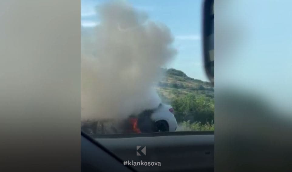 X6-shi përfshihet nga zjarri në rrugën Prizren-Suharekë (VIDEO)