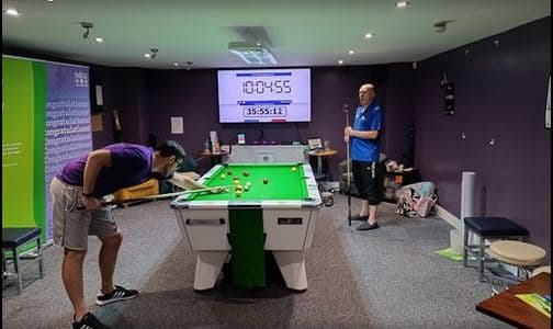 Burrat britanikë në përpjekjen e tyre për të luajtur bilardo 111 orë
