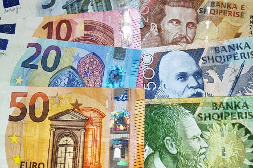 Shqipëri, turistët në dyqane e këmbejnë 1 euro me 100 lekë