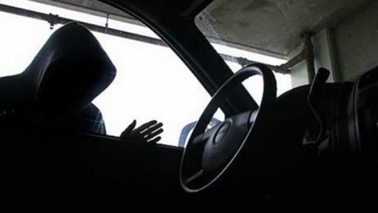 Hajnat e ndalin prishtinasin dhe e fusin me zor në veturë, i vjedhin paratë dhe kartelat bankare