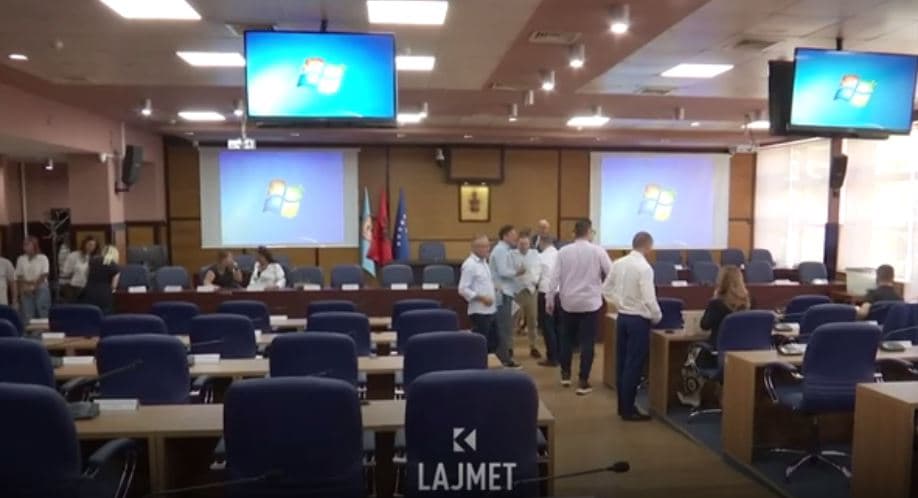 Kuvendi i Prishtinës: Kush është shefi, Kupina a Bajçinovci? (VIDEO)