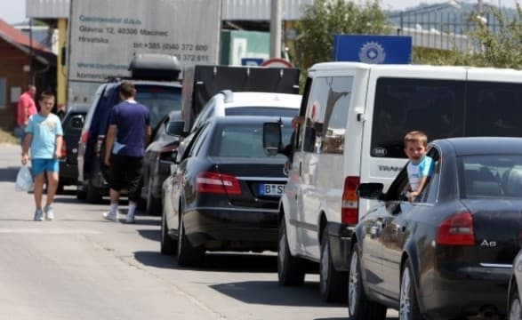 Gati gjashtë orë pritjet në Merdarë për të dalë nga Kosova