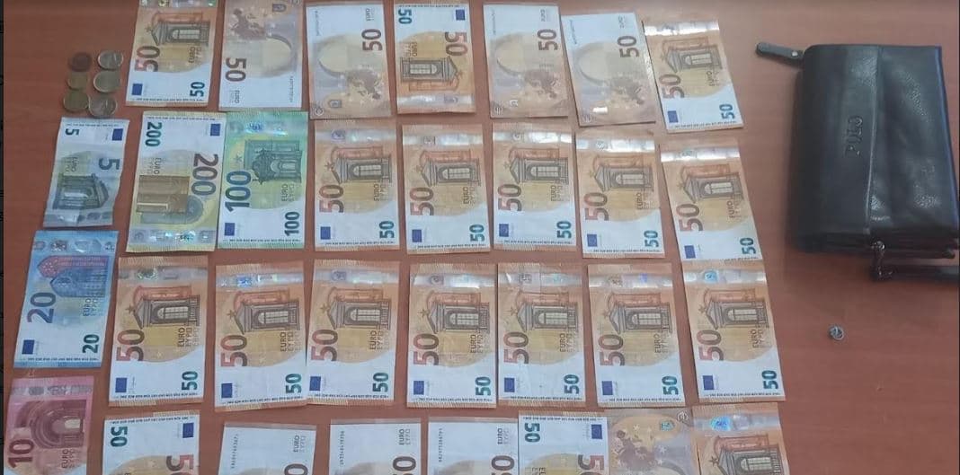 Një qytetar në Viti e dorëzon në polici portofolin që e gjeti me mbi 1 mijë e 400 euro