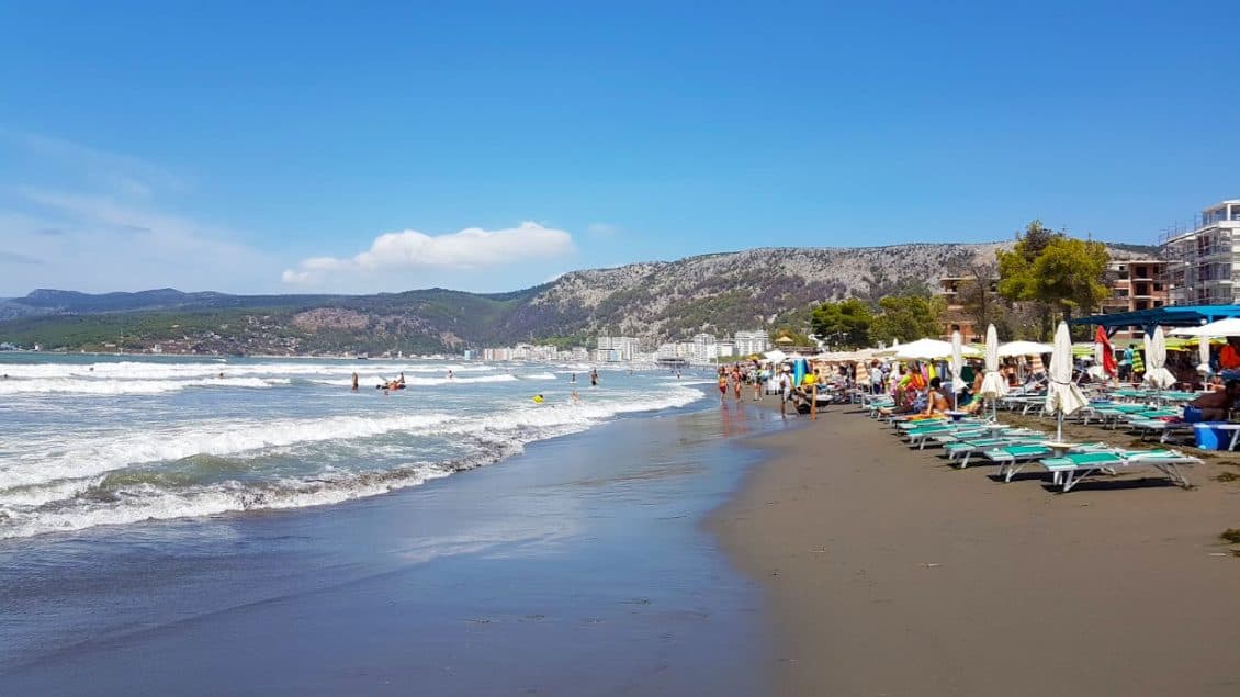 Vdes një e moshuar në plazhin e Qeparos