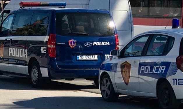 Përleshje mes gjashtë të rinjëve Tiranë, njëri përfundon në spital