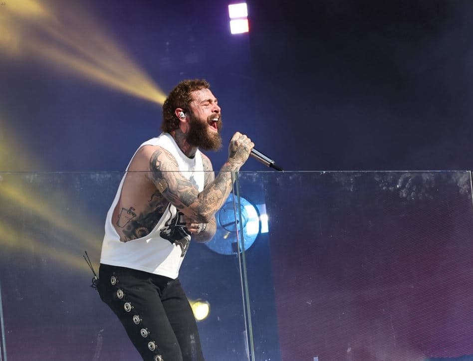 Post Malone befason fansat me performancë në Times Square!