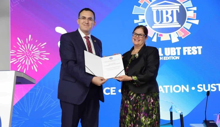 UBT ndan çmimin “Leadership Excellence Award” për Dr. Judithanne Scourfiled Mclauchlan