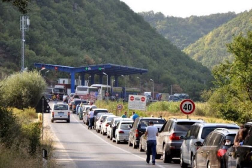 Deri në 1 orë e gjysmë pritje për dalje nga Merdarja