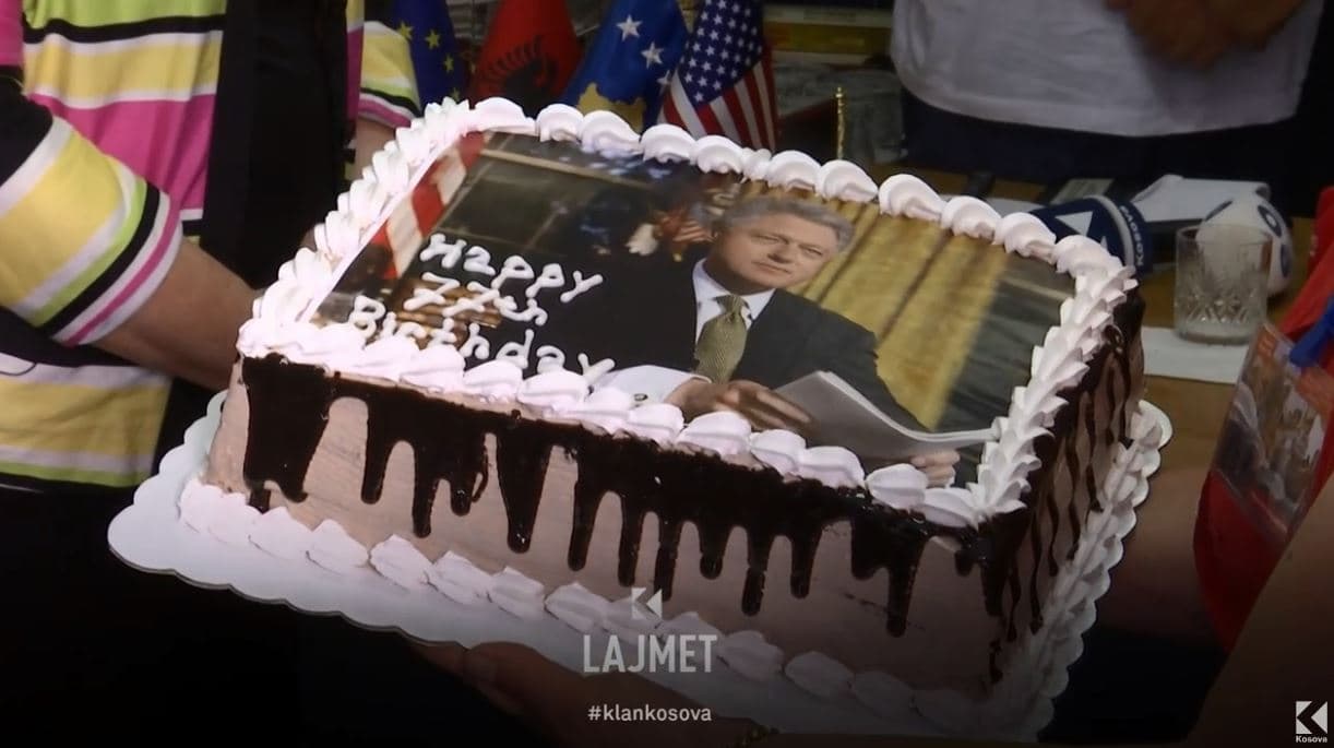 Ish-presidentit Clinton, shqiptarët ia festojnë ditëlindjen e 77-të (VIDEO)