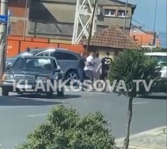 Kërcet grushti në Deçan (FOTO)