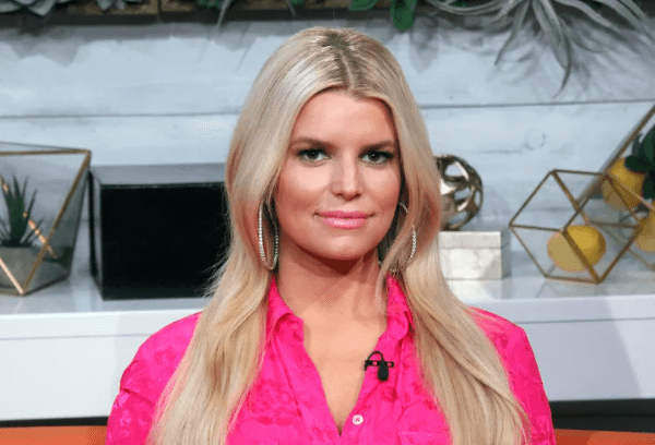 Jessica Simpson kundërshton njerëzit që kritikojnë peshën e saj