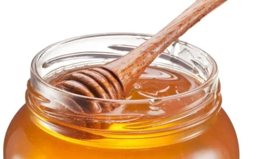 Pse nuk duhet t'i jepni kurrë mjaltë fëmijës suaj kur ka kollë?