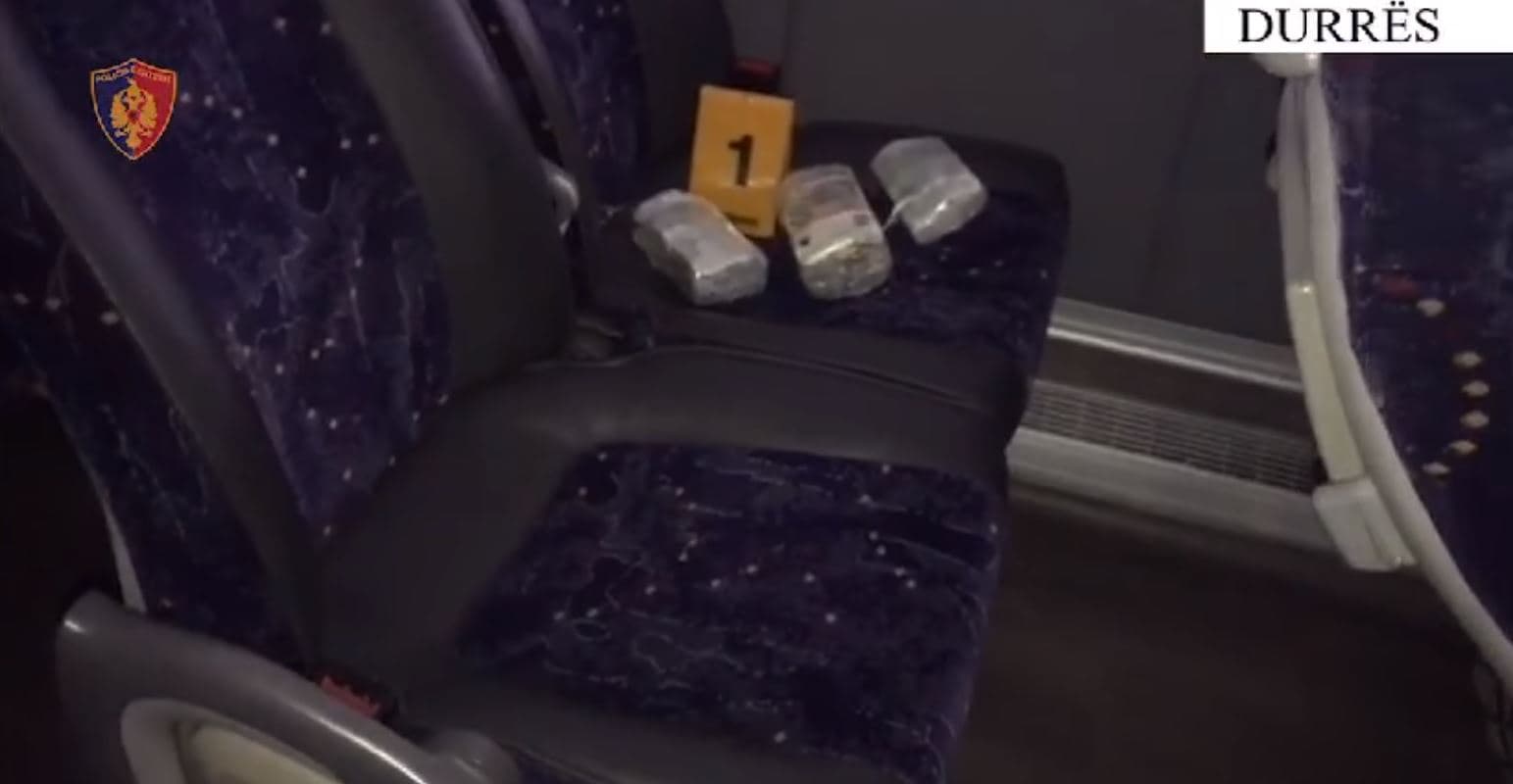 Mbi 121 mijë euro sekuestrohen në portin e Durrësit, ishin të fshehura në tavanin e autobusit