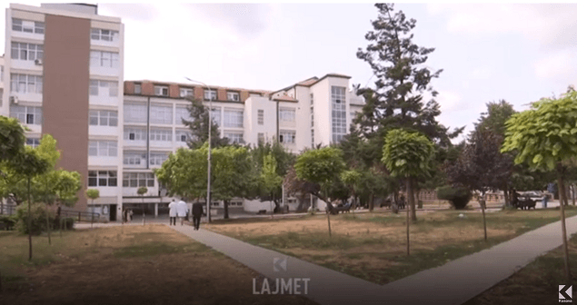 QKUK pa WC publike, vuajnë shoqëruesit e pacientëve (VIDEO)