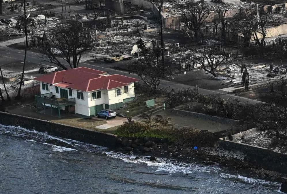 Shtëpia e kuqe në Hawai i mbijetoi mrekullisht zjarrit (FOTO)
