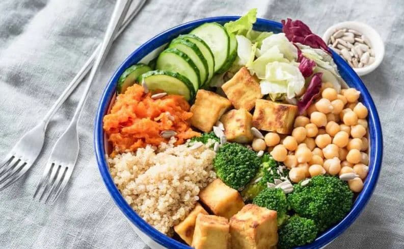 A mund të ndihmojë një dietë vegane tek gratë në menopauzë?