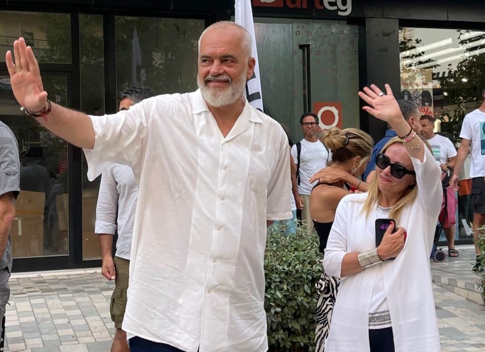 Rama poston foton me homologen italiane: “Motra nga Shqipëria, vëllai nga Italia”