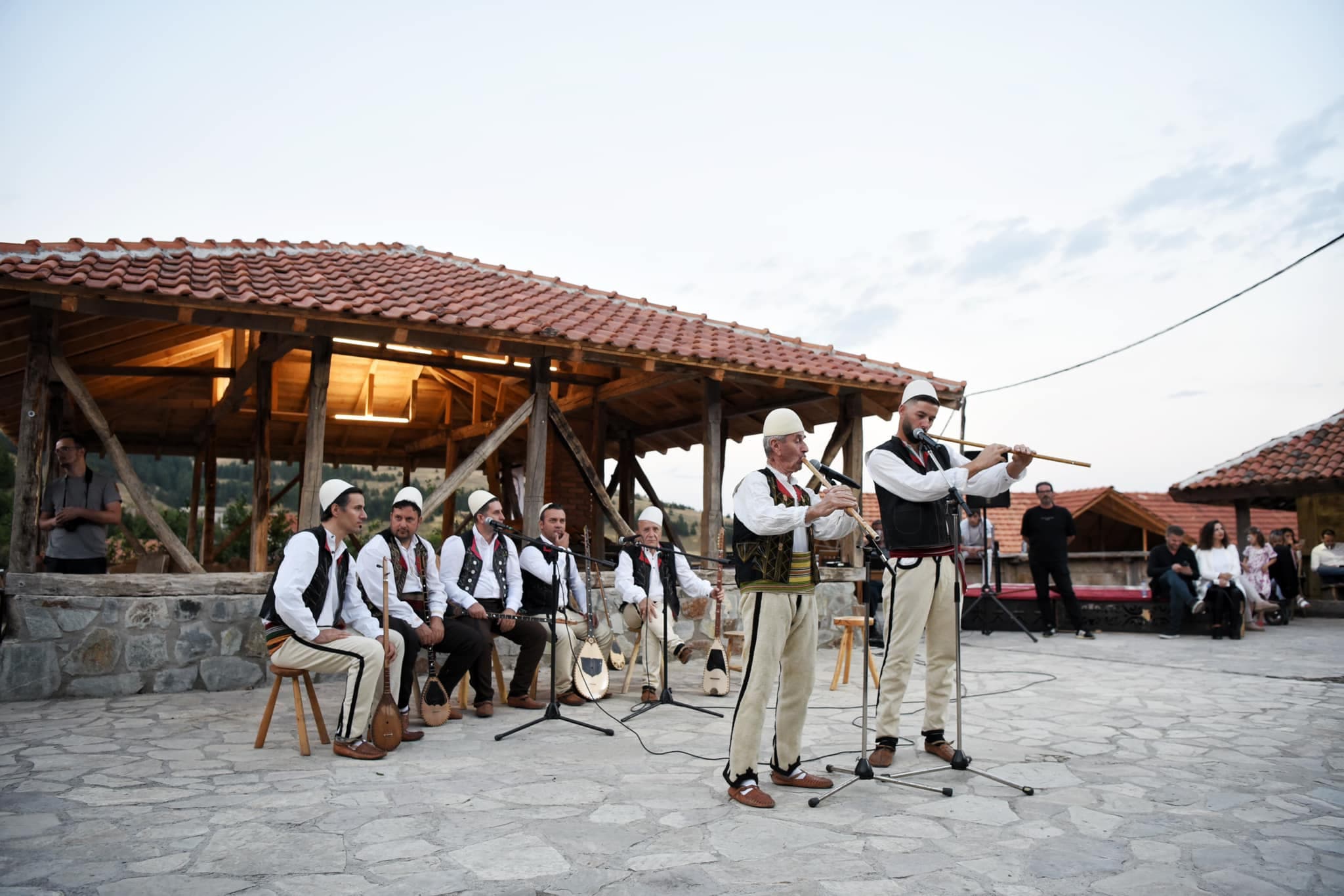 Shfaqja e Zana Durakut në “Etnofest” kujton kultivuesin e këngës popullore, Rizah Bllaca