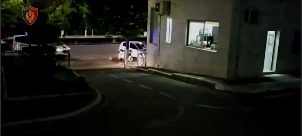 Përplaset me dy automjete dhe e lëndon një polic derisa i transportonte 22 emigrantë