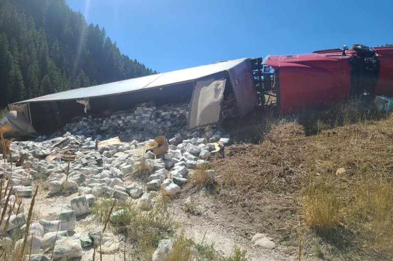 Kamioni i përmbysur derdh miell pranë rrugës