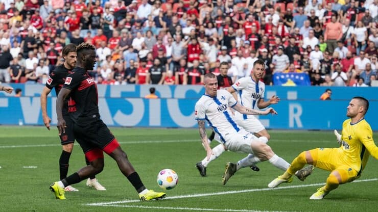 Xhaka me Leverkusenin po e udhëheq Bundesligan