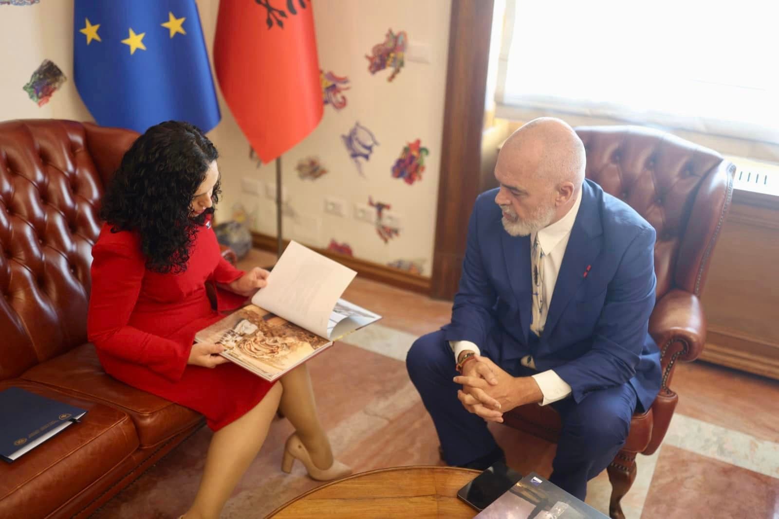 Rama publikon fotografi nga takimi me Osmanin: Me presidenten për të tashmen dhe të ardhmen