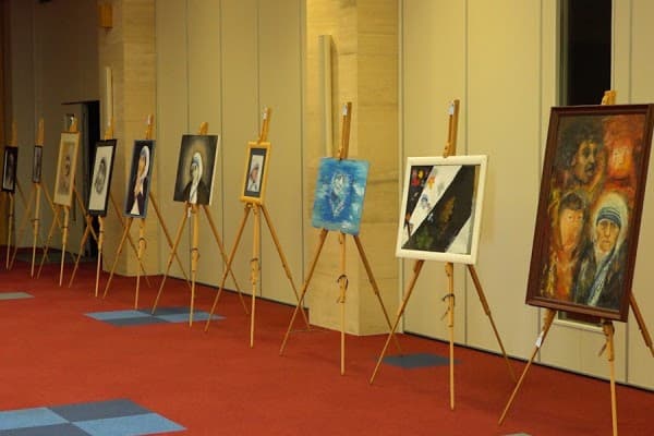 Figura e Nënë Terezës në mbi 30 vepra arti të ekspozuara në Prishtinë