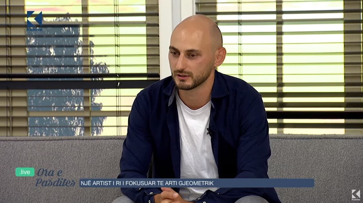 Muret e Orës së Pasdites hijeshohen me pikturat e Hekuran Sokolit (VIDEO)