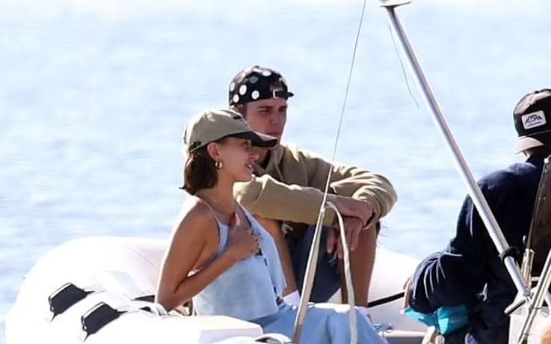 Justin dhe Hailey Biber fotografohen të lumtur në pushimet pranë njëri-tjetrit