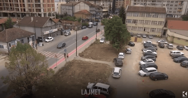 Ndryshimet në Lipjan, rrëzohet objekti i komunës, ndërtohet parking (VIDEO)