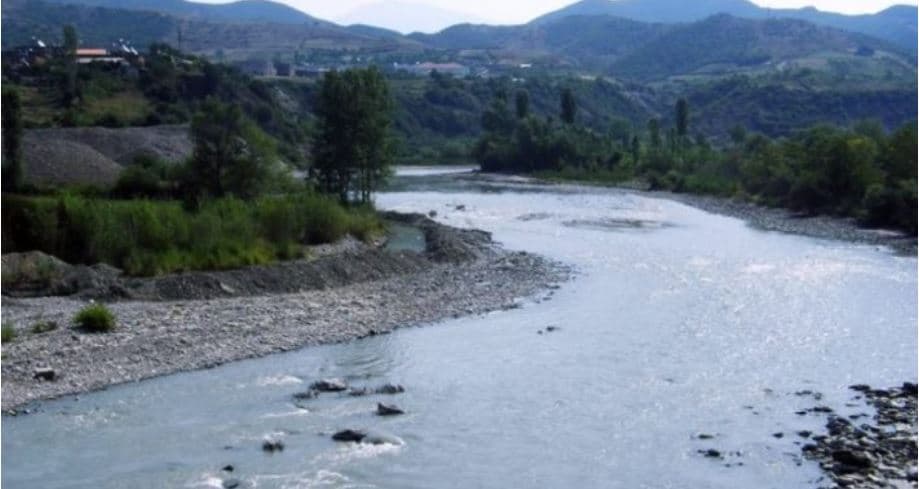 Gjendet trupi i pajetë i 80 vjeçarit në lumin Devoll të Shqipërisë