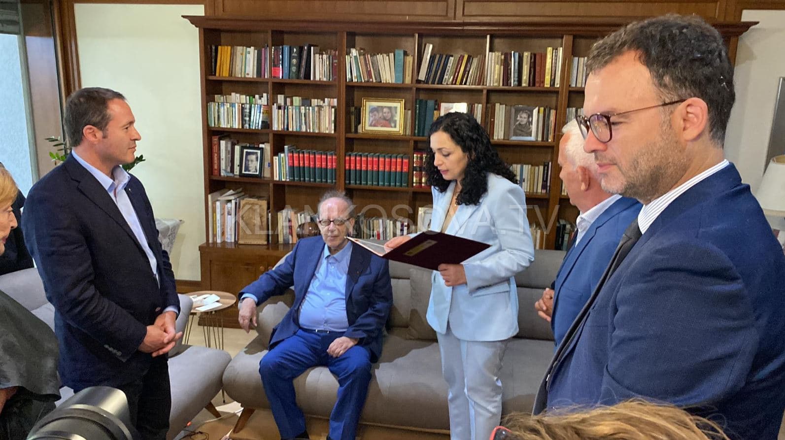 Me urdhër të Osmanit, Kadaresë i ndahet dekreti i nënshtetësisë (VIDEO)