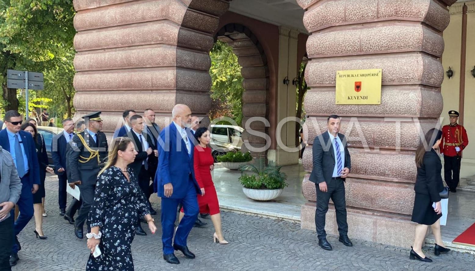 Rama e përshëndet Osmanin tek dera e Kuvendit, ajo takohet me kryekuvendaren Nikolla