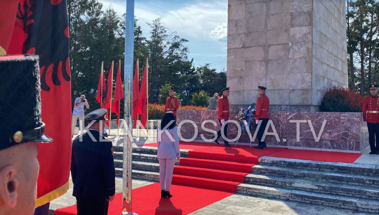 Osmani vendos kurorë lulesh në monumentin "Nëna Shqipëri" në Tiranë