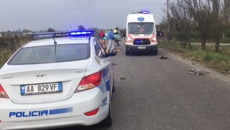 Aksident i rëndë në rrugën Elbasan-Peqin, humbin jetën nënë e bir