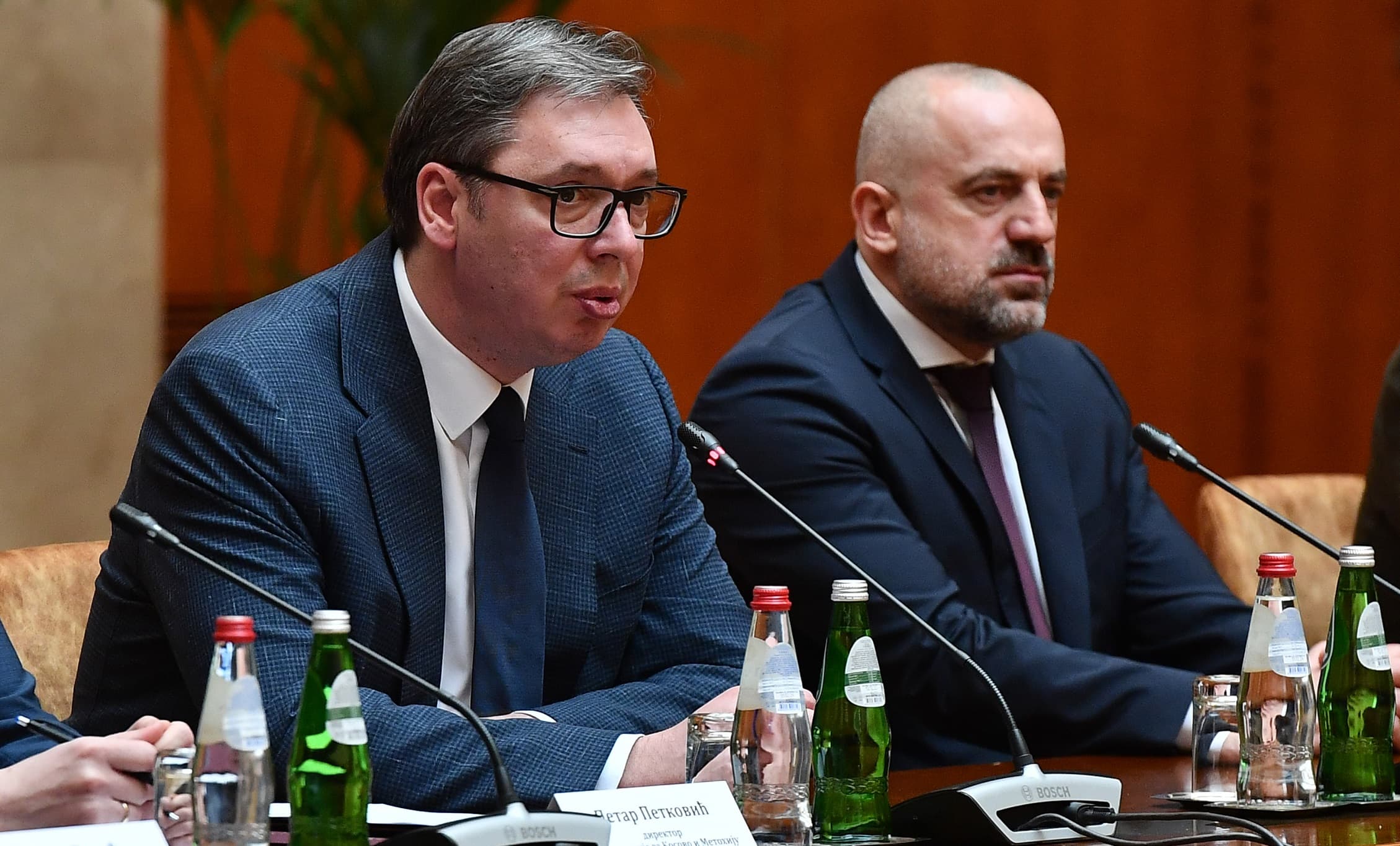 Avokati serb: Vuçiq nuk do ta arrestojë kurrë Radoiçiqin, avokatin e tij e dërgoi si vëzhgues i zgjedhjeve në Rusi