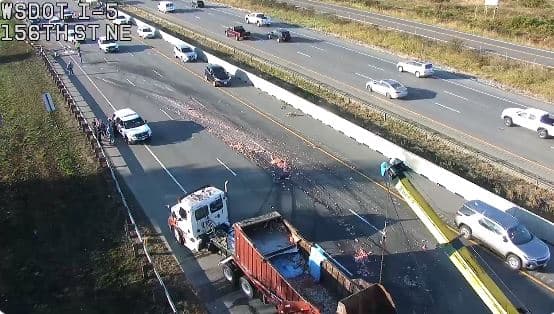 Kamioni i përmbysur derdh ngarkesën e peshkut në autostradën e Uashingtonit