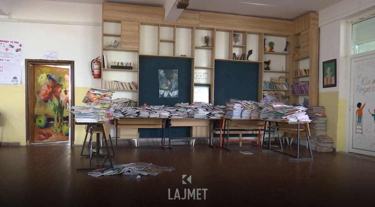 Telashet me libra: Shumë nxënës me tekste të vjetra e të plotësuara (VIDEO)
