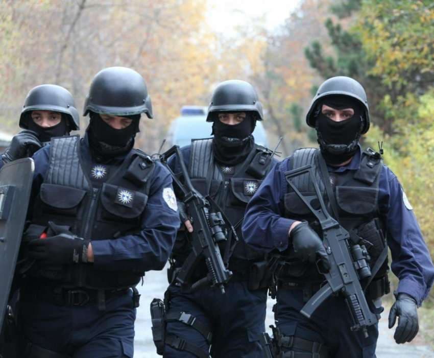 Arrestohet polici i Serbisë, i konfiskohet municion dhe afro 10 mijë euro