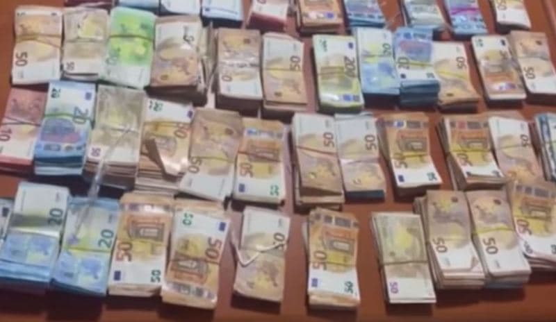 Sekuestrohen mbi 200 mijë euro të padeklaruara dhe ilaçe të kontrabanduara, arrestohet një 58-vjeçar nga Durrësi