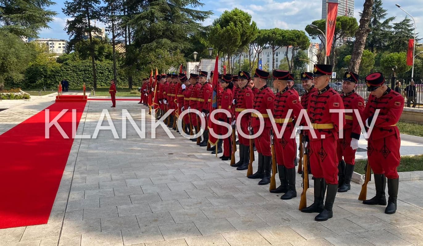 Garda Kombëtare e Shqipërisë vendoset para Pallatit Presidencial për pritjen e Osmanit