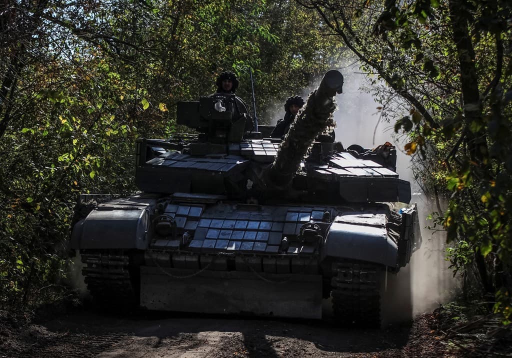 Dalin pamje të tankeve që po qarkullojnë nëpër rajonin e Donetskut të Ukrainës (FOTO)