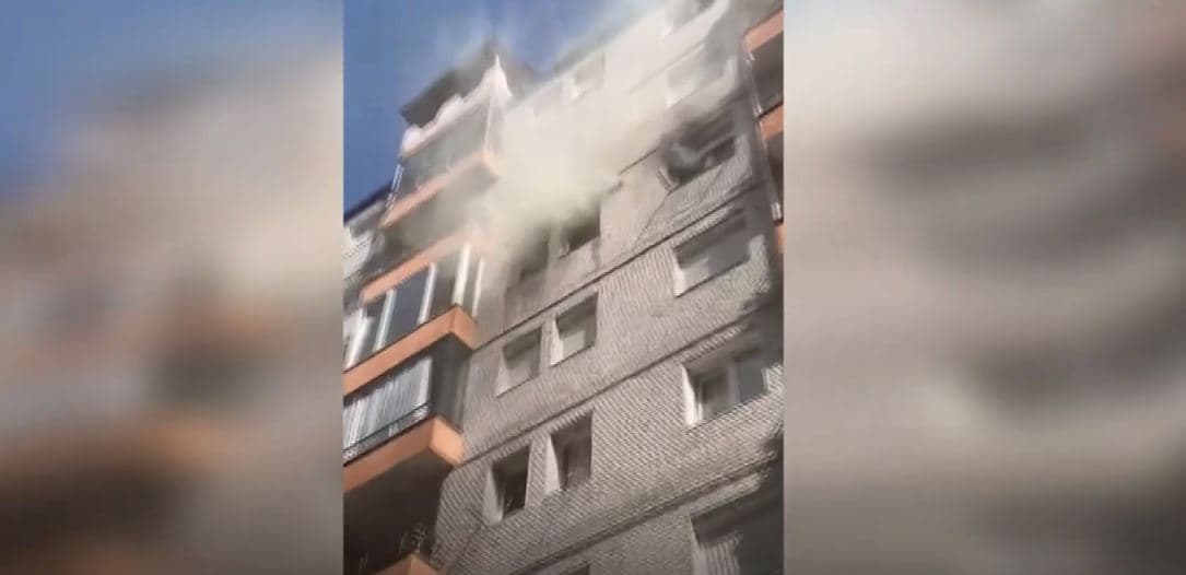 Fushë Kosovë: Digjet banesa, tymi lëndon edhe dy policë (VIDEO)
