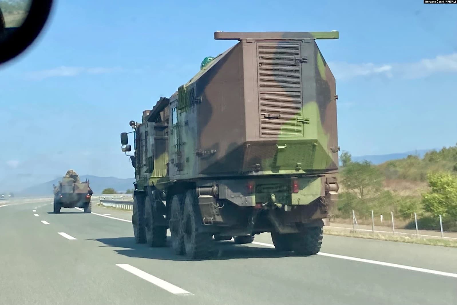 REL: Vërehet lëvizja e një kolone ushtarake në jug të Serbisë (FOTO)