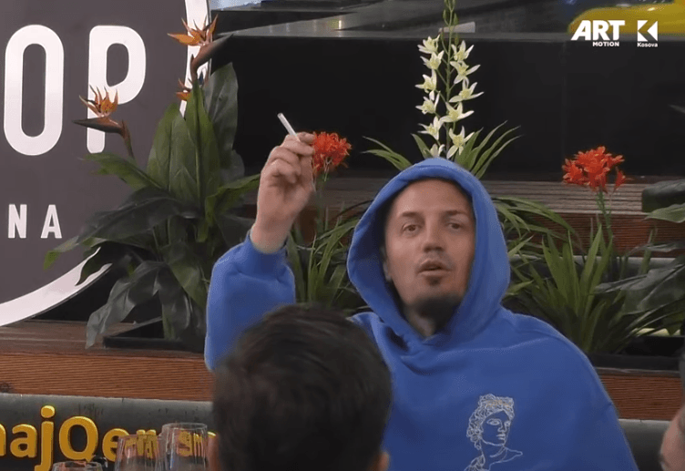 Blero i lutet të dashurës: Po vdes, më dil në ëndërr të lutem (VIDEO)