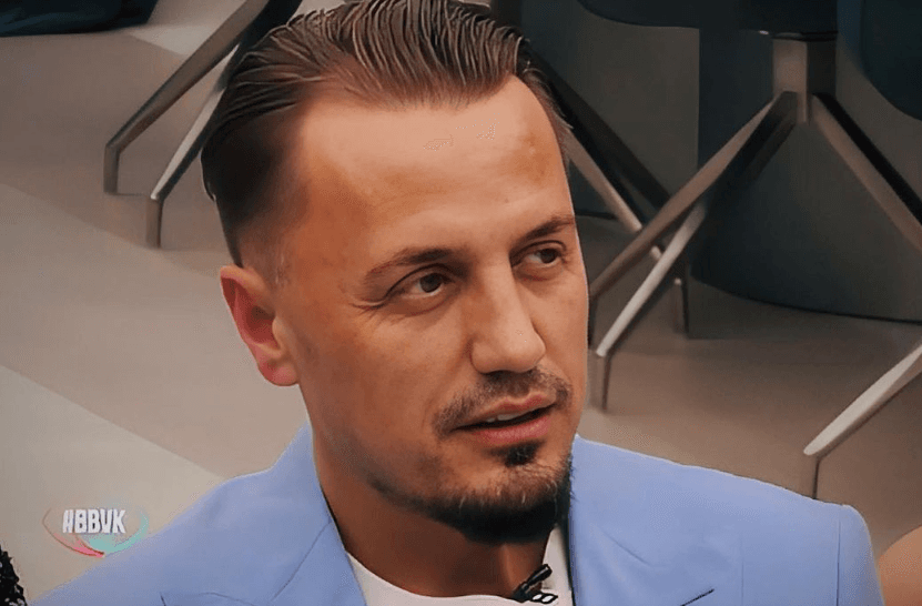 Blero me përvojë, u jep banorëve këshilla dashurie (VIDEO)